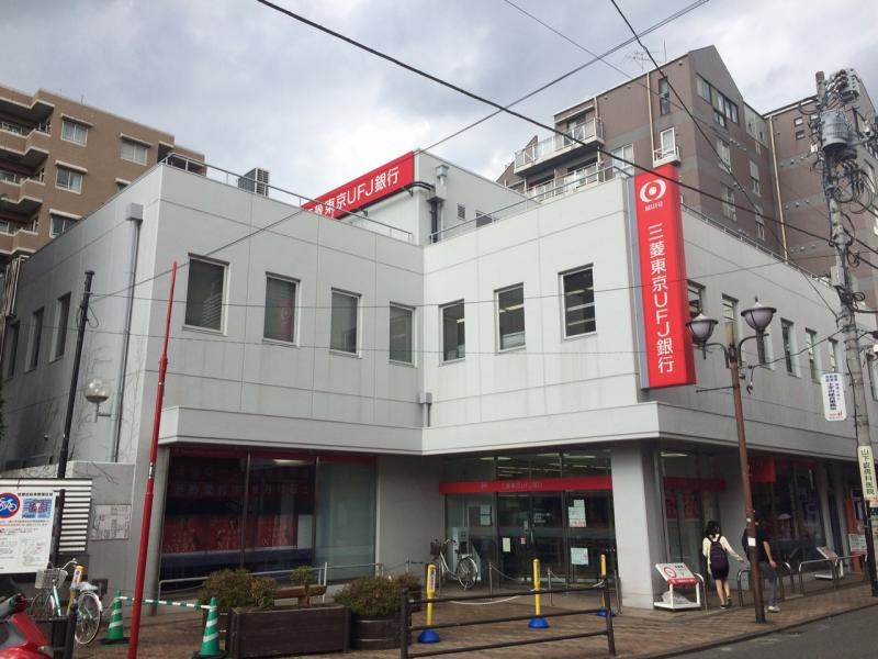 グレーの建物が目印です