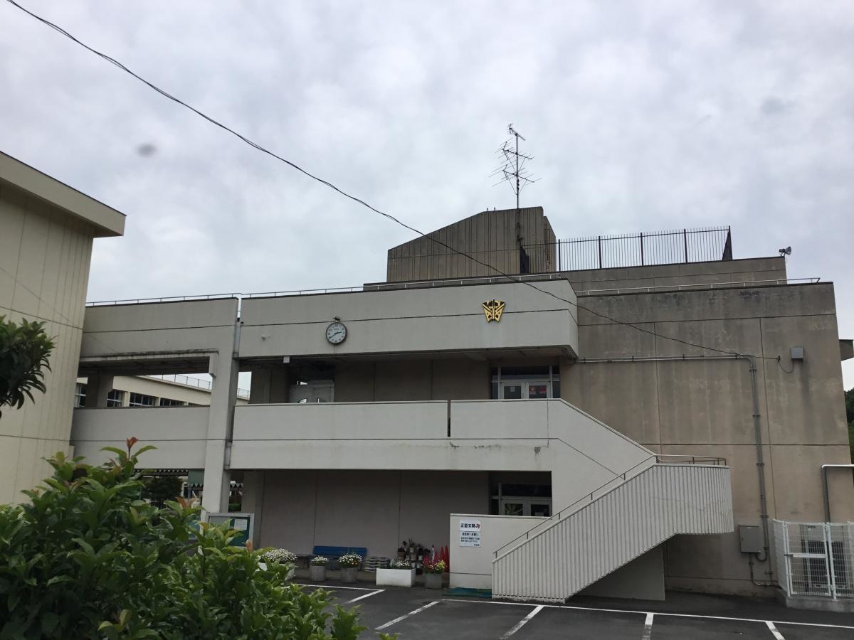 入間市立西武中学校です。