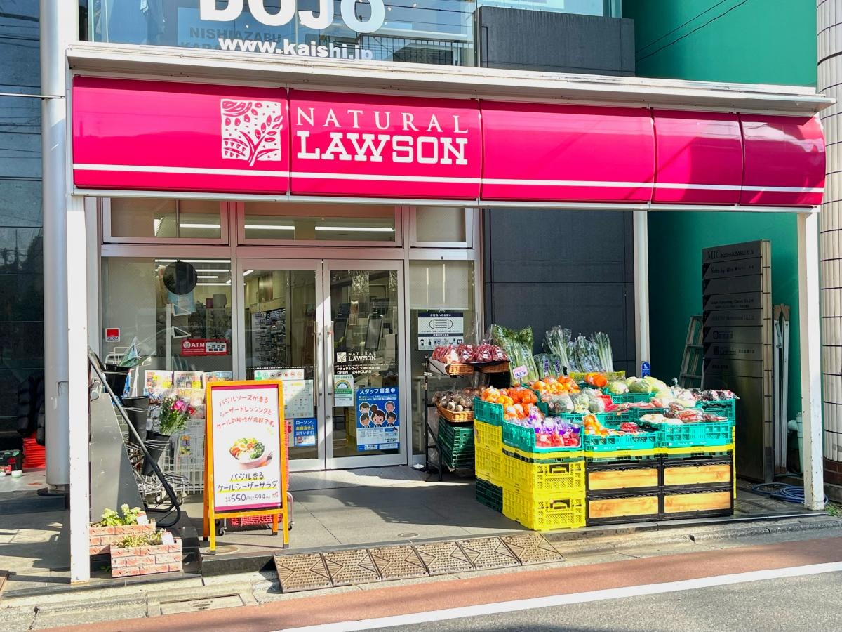 ナチュラルローソン 港日赤通り店の店舗正面外観