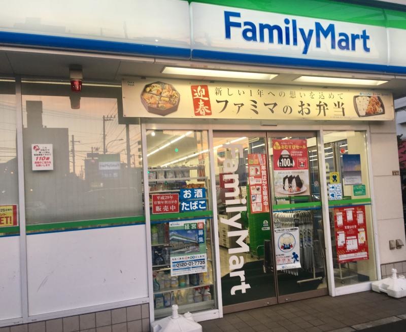 店舗外観（駐車場側入り口）。
