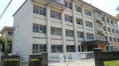 津留小学校
