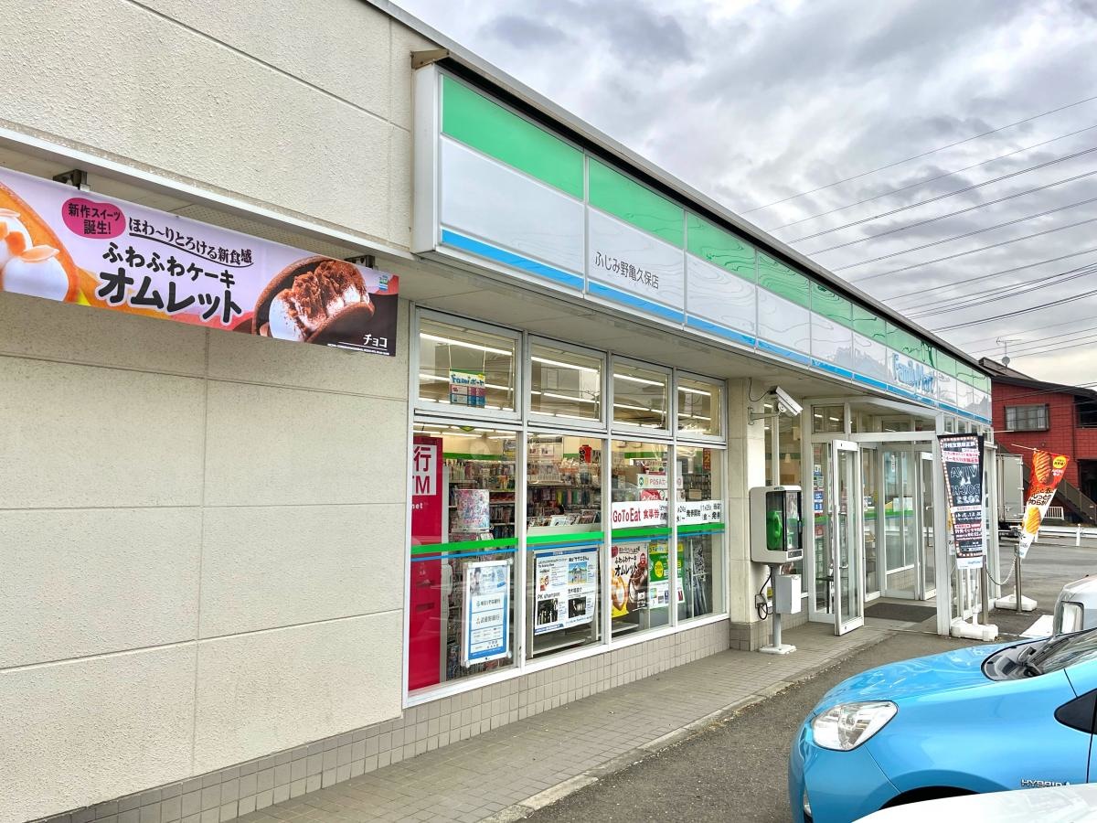 ファミリーマート 大井亀久保店の西側からの店舗外観