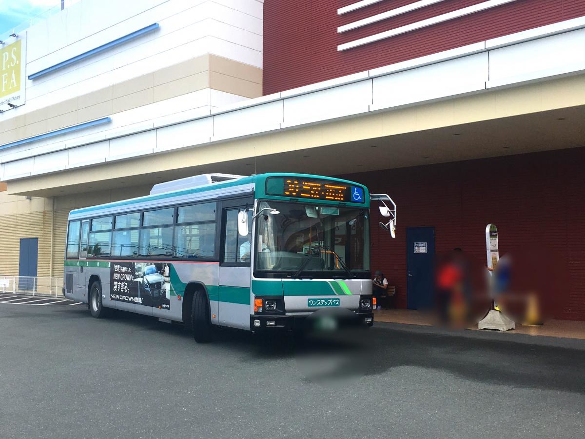 バス停に到着するバス