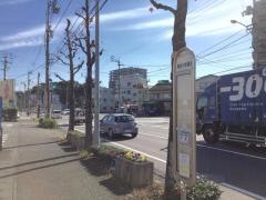 「鴨田小学校通」バス停留所