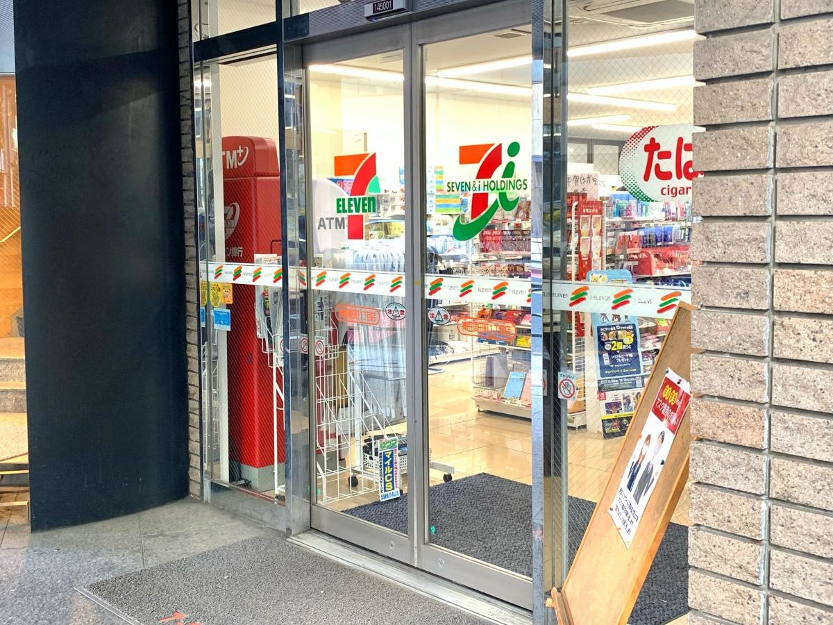 セブンイレブン 神田須田町１丁目店の店舗エントランス外観