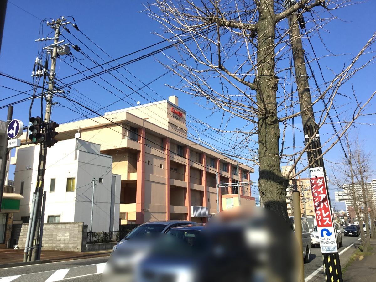 クリーム色