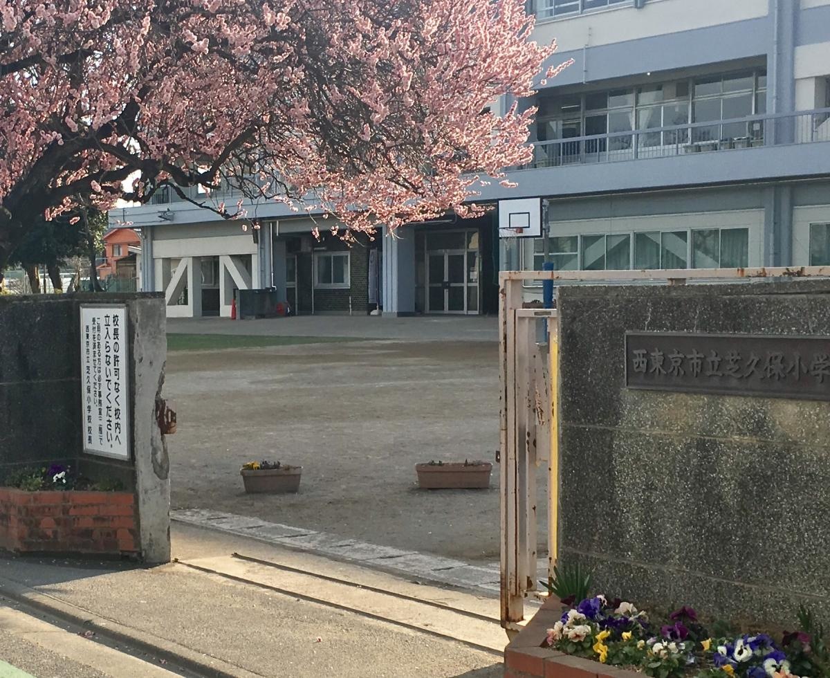 正門。
