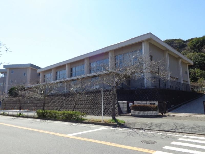 長沢中学校の前の通リの向こうから見たところ