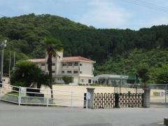 西鶴山小学校