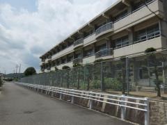 西鶴山小学校