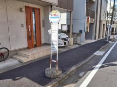 「新子安駅入口」バス停留所