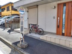 「新子安駅入口」バス停留所