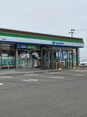ファミリーマート　鶴田境店