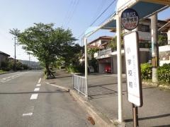 「小学校前」バス停留所