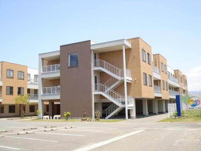 ライフステイからつ 建物全景