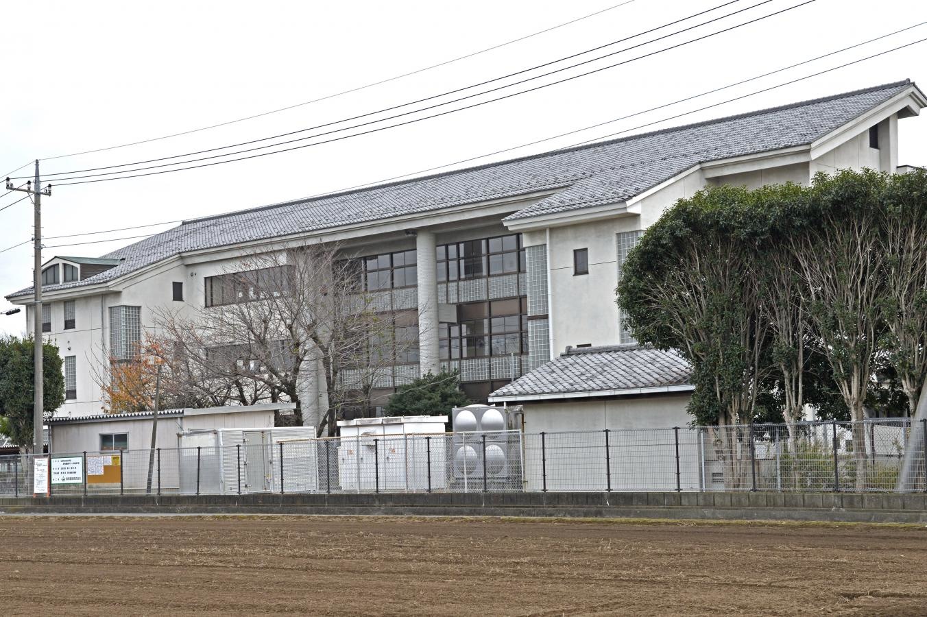 北西方向からの校舎外観