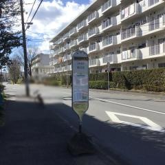 「鶴が台名店街入口」バス停留所