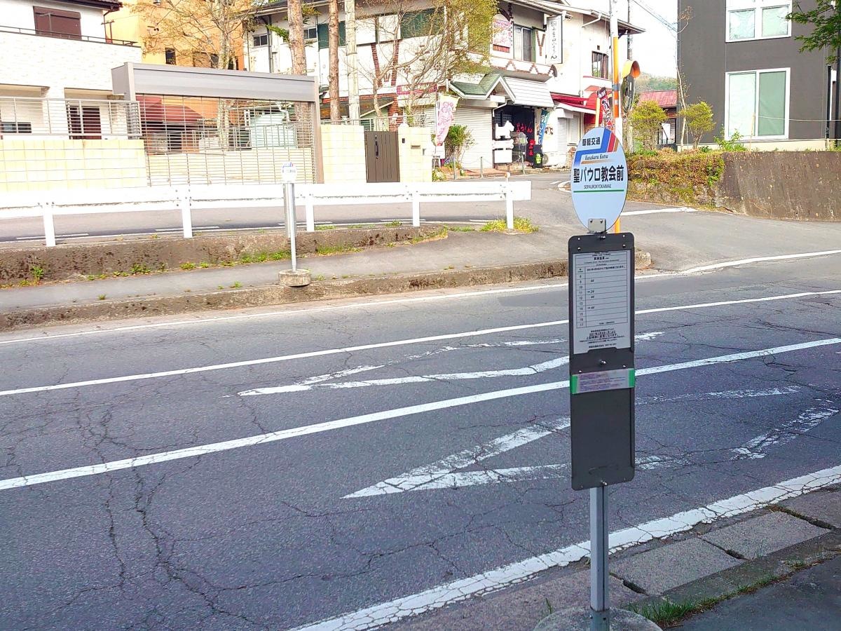 道路の両側にあります