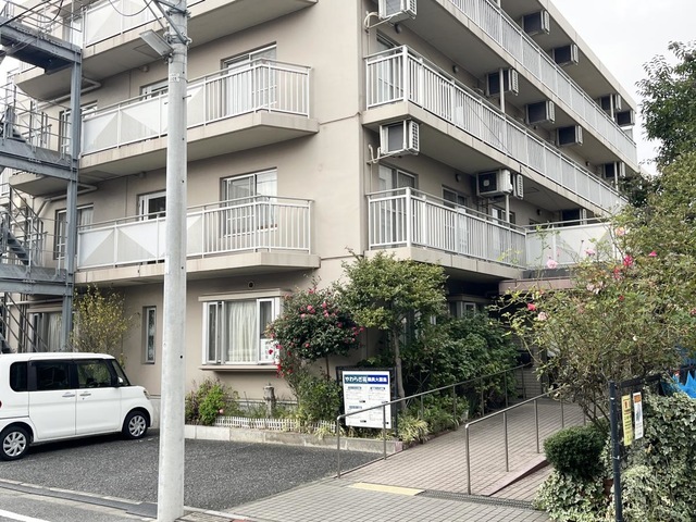足立やわらぎ苑 施設外観