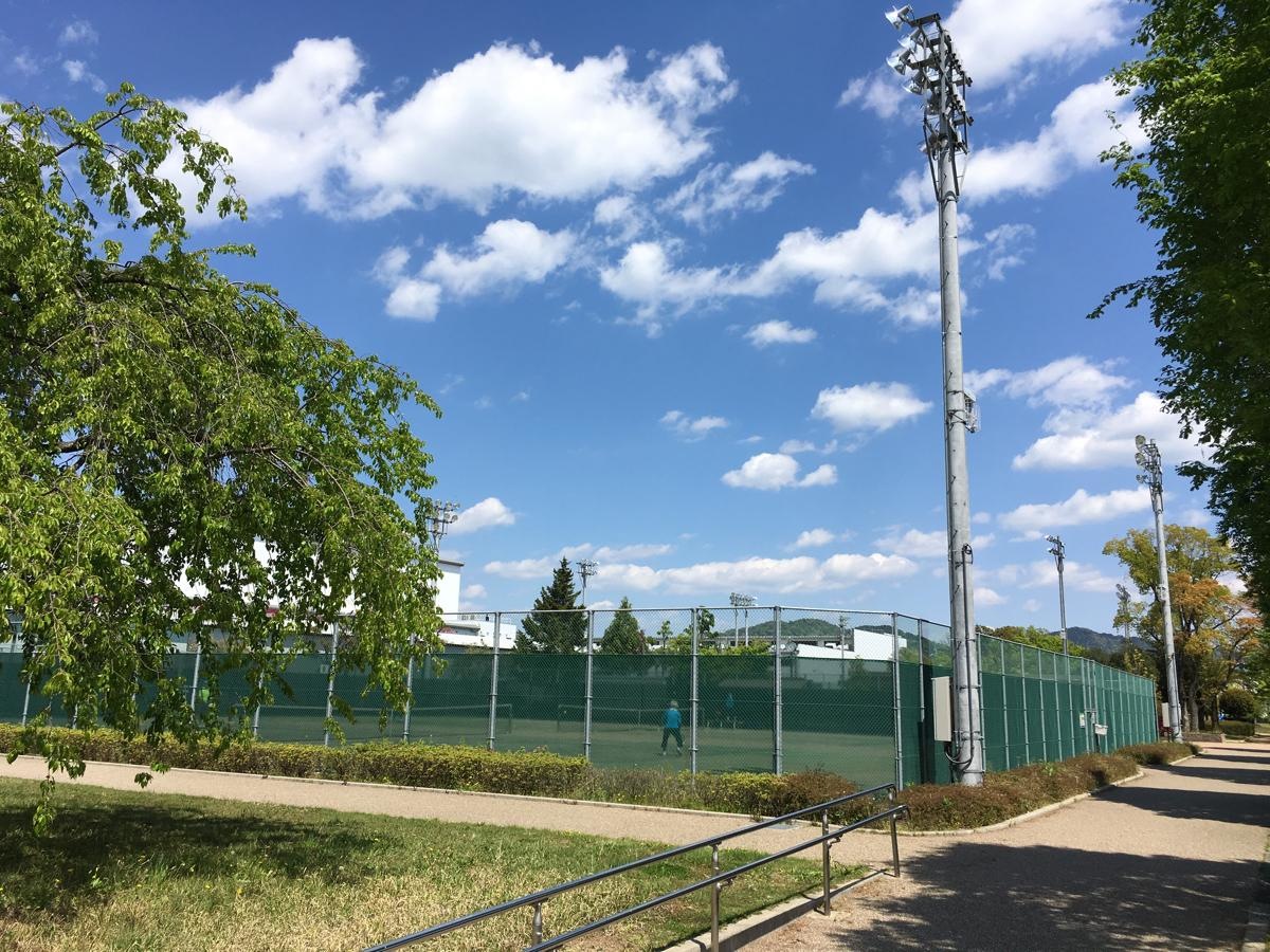 山の田公園のテニスコート