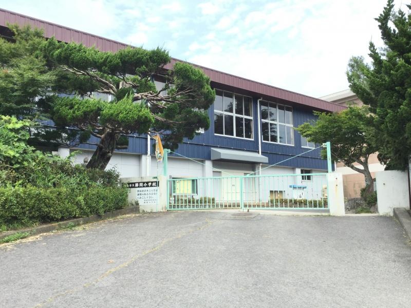 周南市の『勝間小学校』です。
