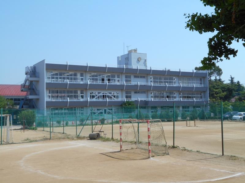 校門と校舎