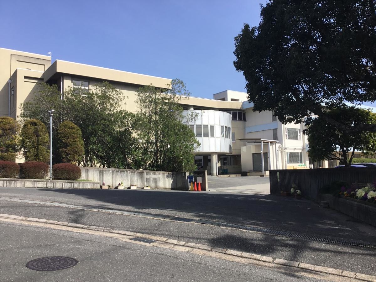 真弓小学校　北西から撮影