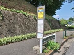 「霊園正門」バス停留所