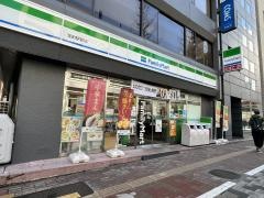 ファミリーマート　宝町駅前店