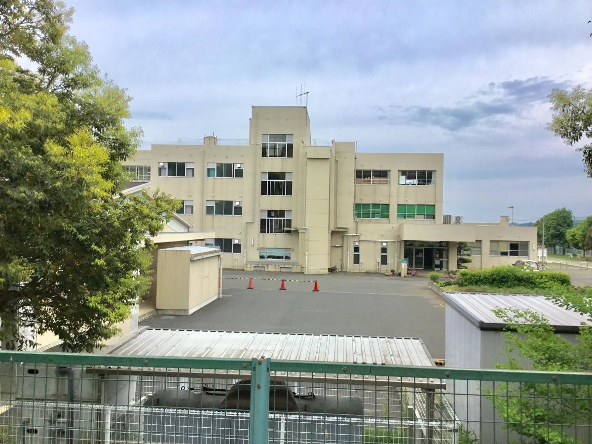 鳶尾小学校