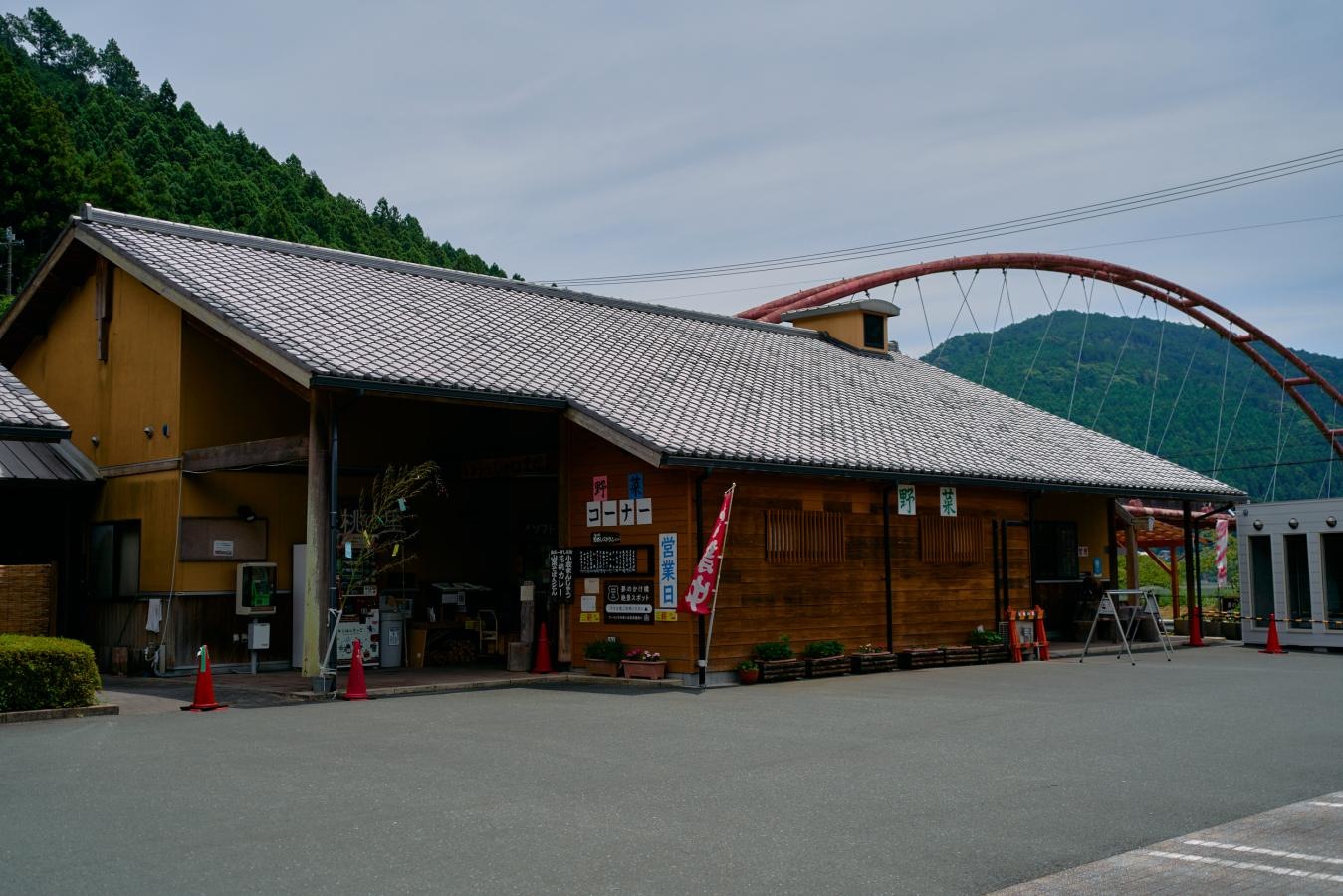 緑に囲まれた道の駅