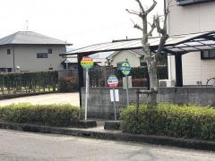 「育英小入口」バス停留所