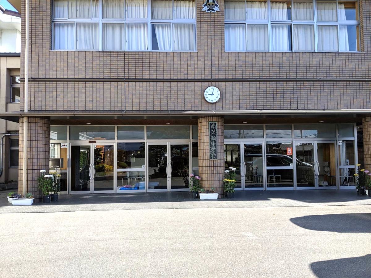 南箕輪中学校の入り口