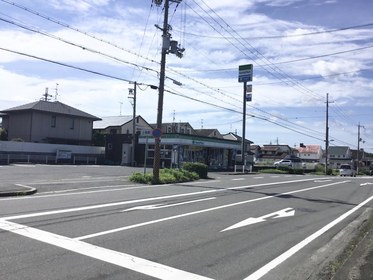 ファミリーマート上牧桜ヶ丘店　北西から遠景撮影