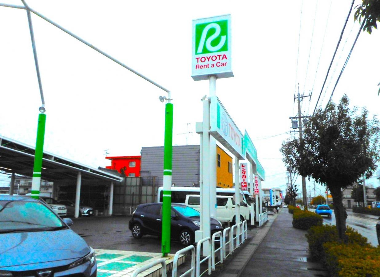 歩道沿いの外観