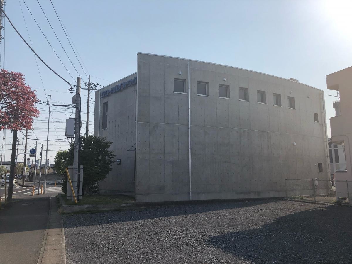 北側からの建物外観