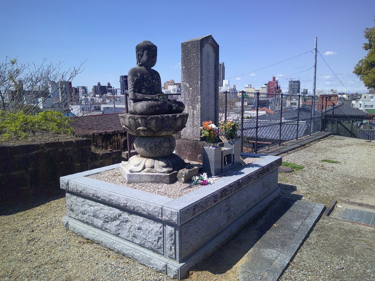 石佛と市街地