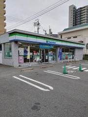 ファミリーマート　芳野三丁目店