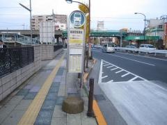 「綾瀬警察署前」バス停留所