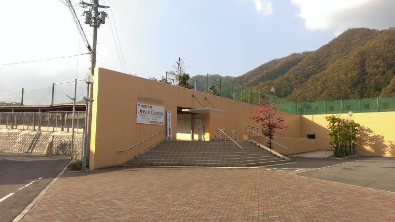 養父私立 八鹿青渓中学校の正門