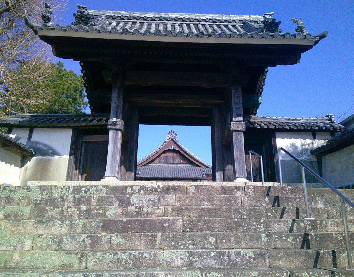 石段と門