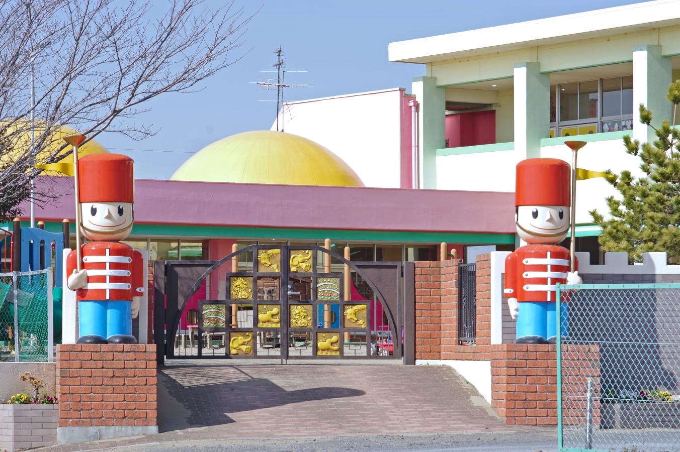 「まきば幼稚園」の南門前