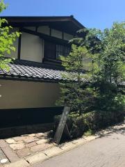 山里のいおり　草円