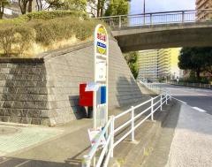「地区公園」バス停留所