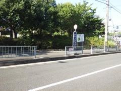 「梅が丘小学校」バス停留所