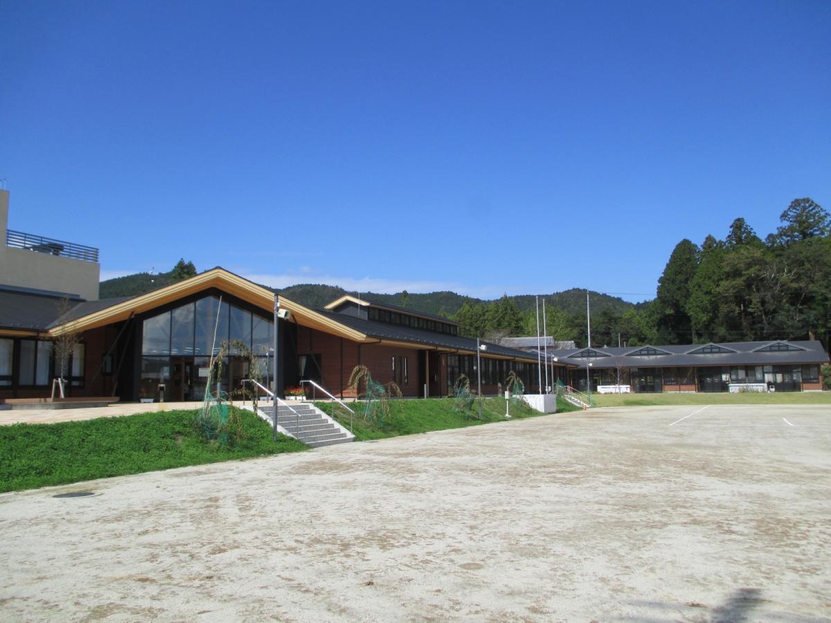 作手小学校（校舎南側）