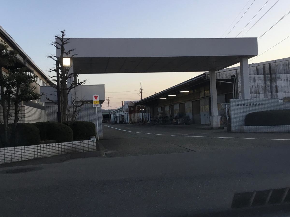 津田駒工業の入り口