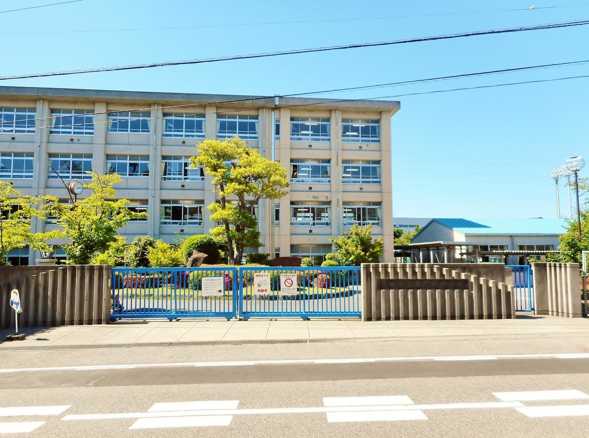 正門からの校舎