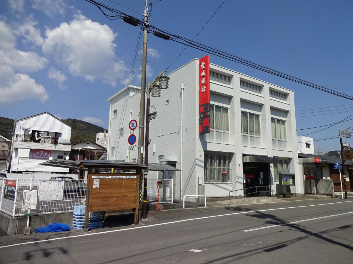 愛媛銀行　宿毛支店　南西からの建物全景