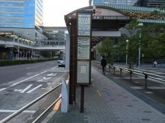 「品川駅東口」バス停留所